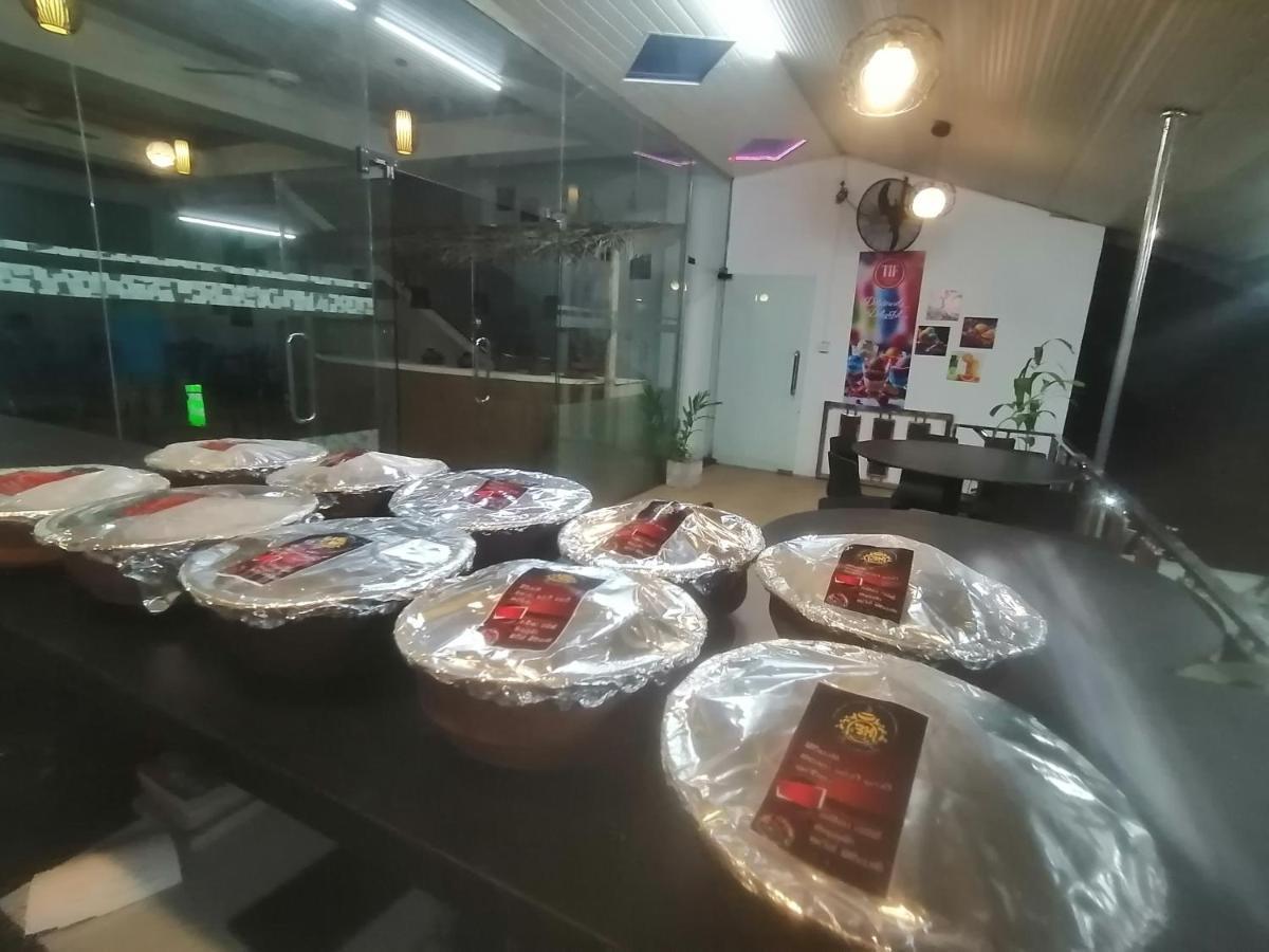 Ambula Food Court Hotel Anuradhapura Bagian luar foto